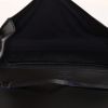 Bolsito de mano Louis Vuitton Honfleur en cuero Epi negro - Detail D2 thumbnail