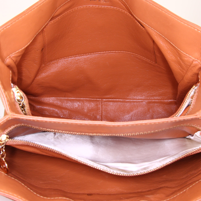 Bolso de mano Chanel en cuero acolchado naranja - Detail D2