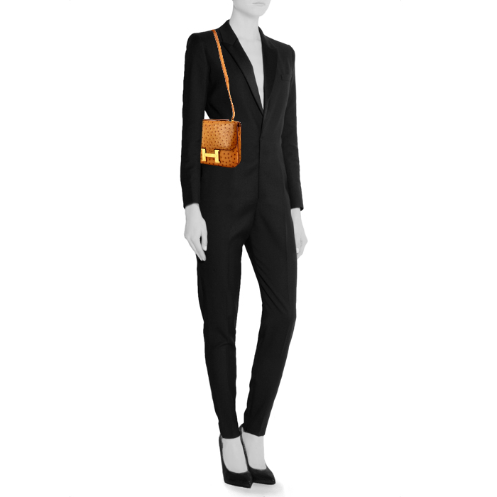 Bolso para llevar al hombro o en la mano Hermes Constance en avestruz color oro - Detail D2