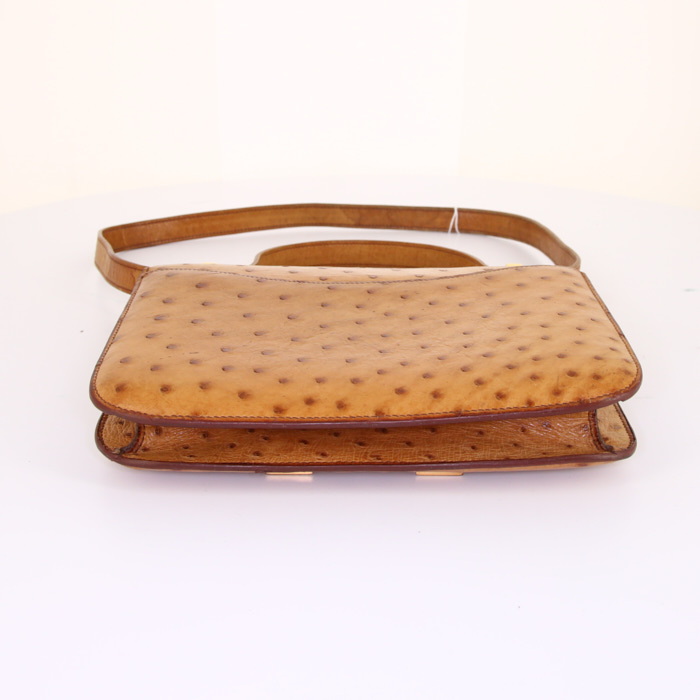 Hermes Constance bag worn on the shoulder or carried in the hand in gold ostrich leather - Detail D5