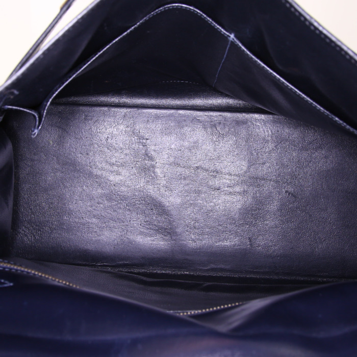 Bolso para llevar al hombro o en la mano Hermes Kelly 35 cm en cuero box azul oscuro - Detail D3