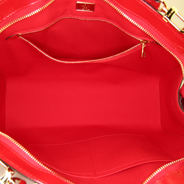 Sac à main Louis Vuitton Brea en cuir verni monogram rouge - Detail D3