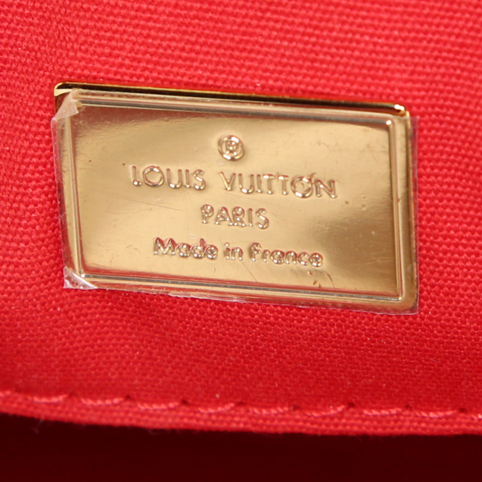 Bolso de mano Louis Vuitton Brea en charol Monogram rojo - Detail D4