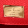 Sac à main Louis Vuitton Brea en cuir verni monogram rouge - Detail D4 thumbnail