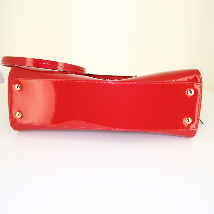 Sac à main Louis Vuitton Brea en cuir verni monogram rouge - Detail D5