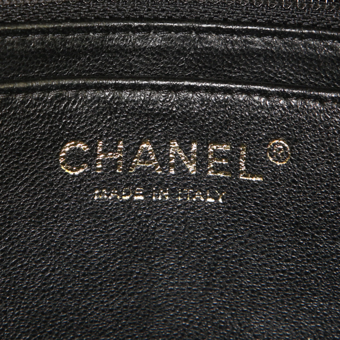 Chanel Timeless jumbo shoulder bag in black quilted grained leather - Detail D4