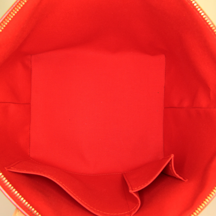 Sac à main Louis Vuitton Bellevue petit modèle en cuir verni monogram orange et cuir naturel - Detail D2