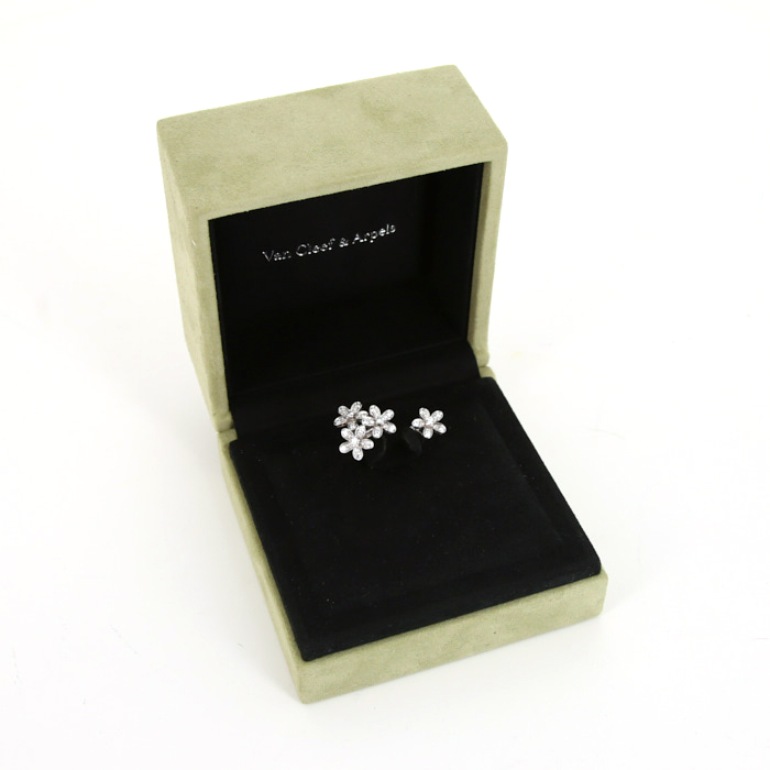 Sortija Van Cleef
Arpels Socrate en oro blanco y diamantes - Detail D2