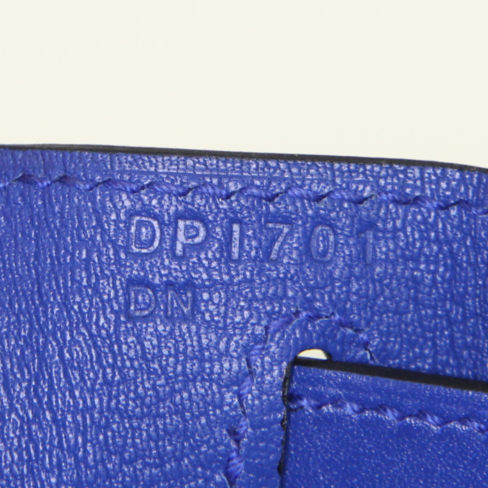 Sac à main Hermes Kelly 28 cm en cuir Tadelakt bleu- électrique - Detail D5