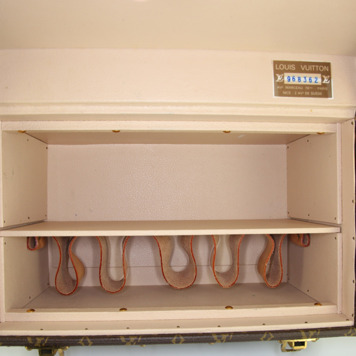 Louis Vuitton Boîte à Pharmacie vanity case in brown monogram canvas and lozine (vulcanised fibre) - Detail D2