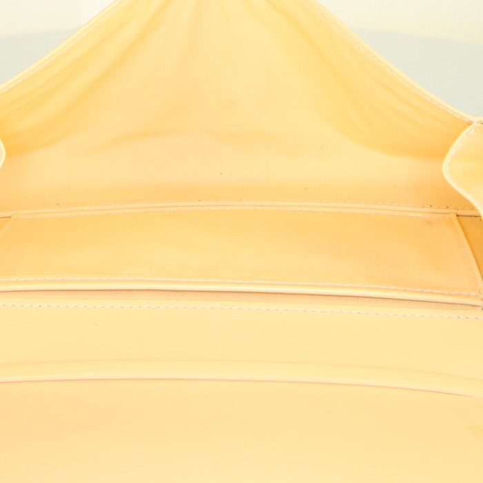 Louis Vuitton Honfleur pouch in yellow epi leather - Detail D2