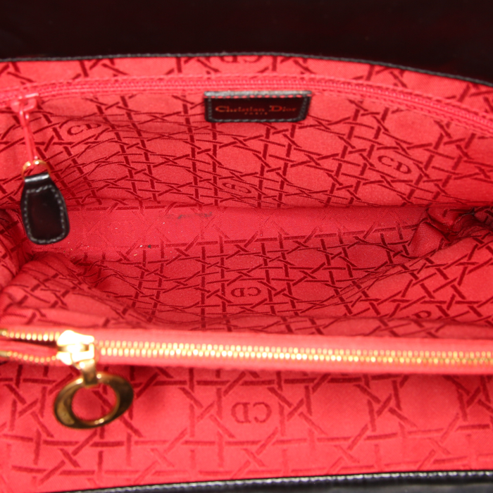 Bolso de mano Dior Vintage en cuero esmaltado negro - Detail D2