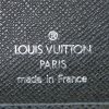 Portafogli Louis Vuitton Slender in pelle taiga nera - Detail D3 thumbnail