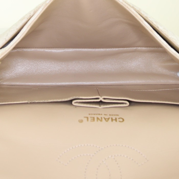 Sac à main Chanel Timeless Classic en velours matelassé beige - Detail D2