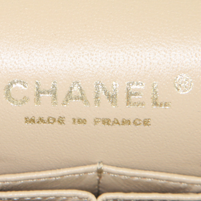 Sac à main Chanel Timeless Classic en velours matelassé beige - Detail D3