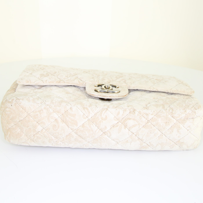 Sac à main Chanel Timeless Classic en velours matelassé beige - Detail D4