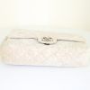 Bolso de mano Chanel Timeless en terciopelo acolchado beige - Detail D4 thumbnail