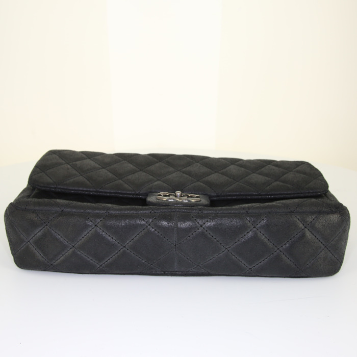 Chanel Timeless jumbo shoulder bag in black quilted leather - Detail D5