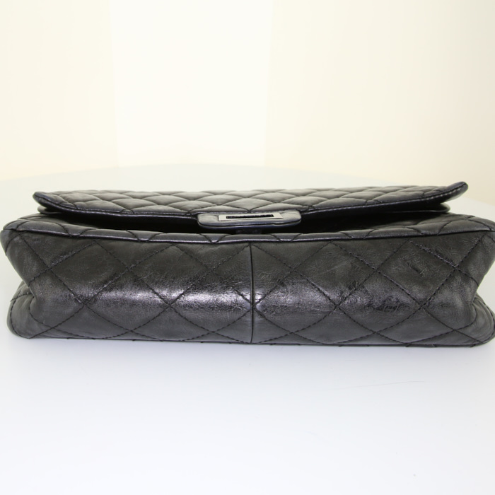 Sac à main Chanel 2.55 en cuir matelassé noir - Detail D5