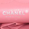 Chanel Timeless jumbo shoulder bag in pink quilted leather - Detail D4 thumbnail