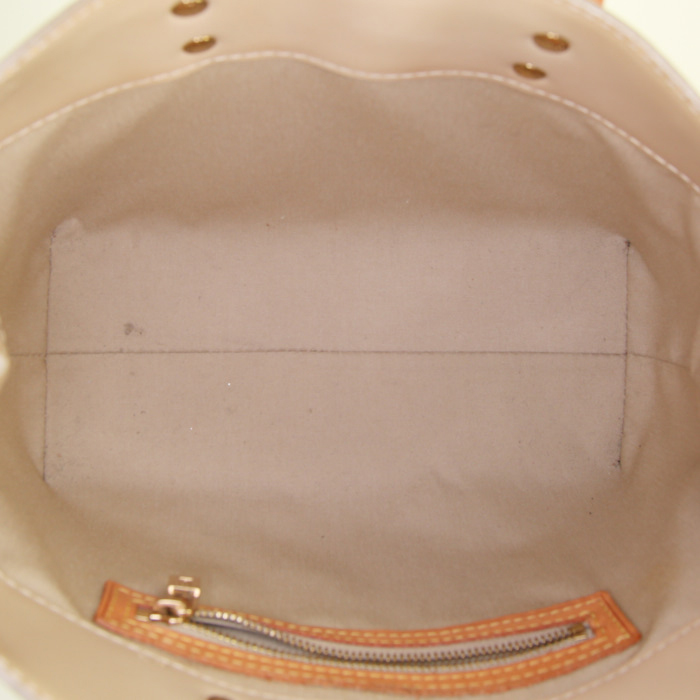 Bolso de mano Louis Vuitton Reade modelo pequeño en charol Monogram bicolor y cuero natural - Detail D2