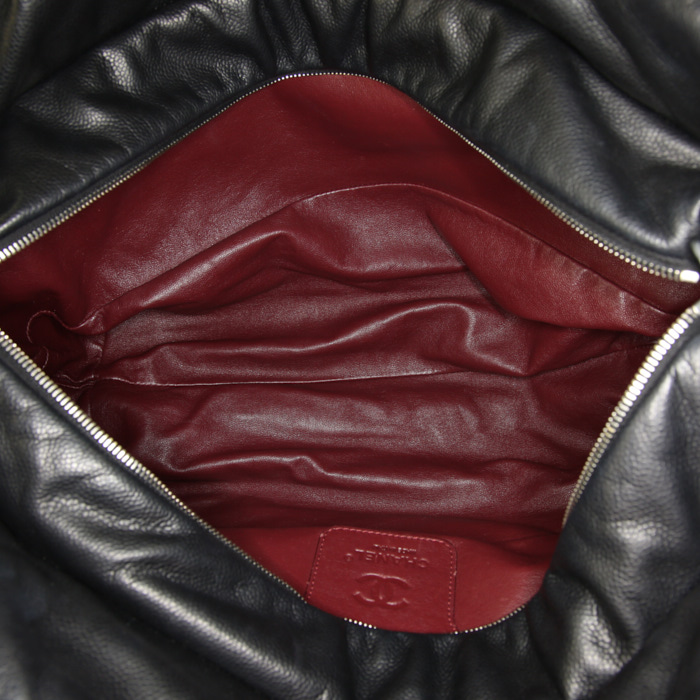 Chanel Coco Cocoon bag worn on the shoulder or carried in the hand in black quilted leather - Detail D2