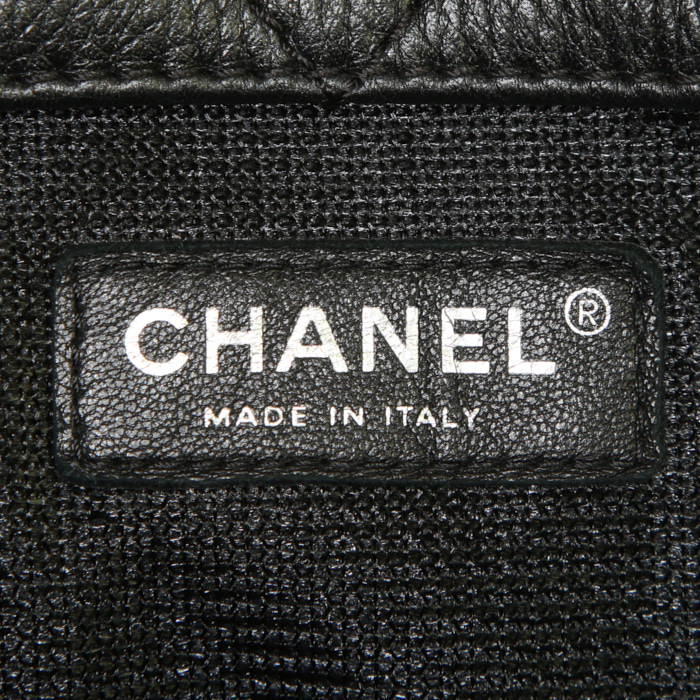 Bolsa de viaje Chanel Chanel Voyage en cuero acolchado negro - Detail D4