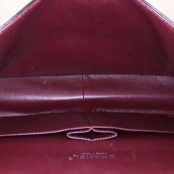 Sac bandoulière Chanel Timeless Maxi Jumbo en cuir matelassé noir - Detail D3