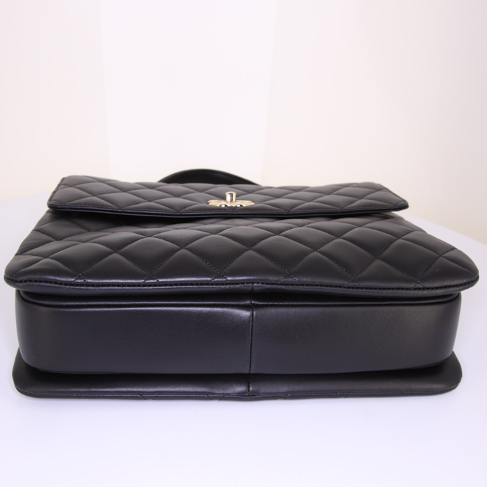 Chanel Trendy CC handbag in black smooth leather - Detail D5