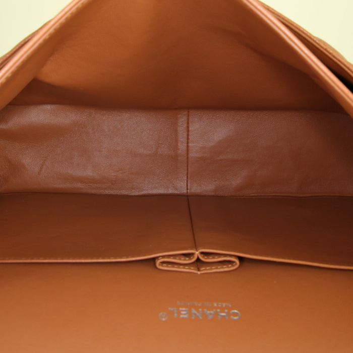 Sac à main Chanel Timeless Maxi Jumbo en cuir matelassé beige - Detail D3