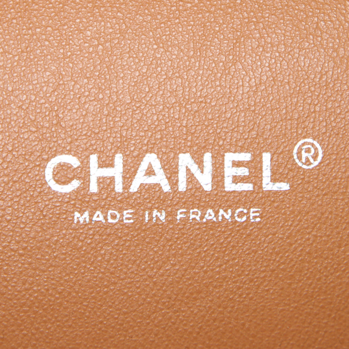 Bolso de mano Chanel Timeless Maxi Jumbo en cuero acolchado beige - Detail D4