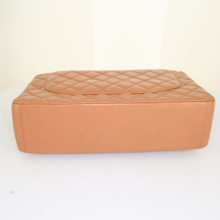 Bolso de mano Chanel Timeless Maxi Jumbo en cuero acolchado beige - Detail D5