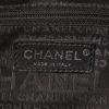 Bolso de mano Chanel Petit Shopping en tweed gris y negro y cuero negro - Detail D3 thumbnail