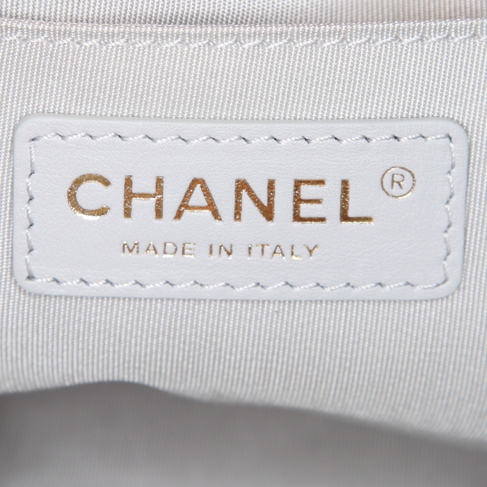 Chanel backpack in grey pearl leather - Detail D3