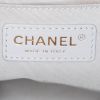 Mochila Chanel en cuero gris perla - Detail D3 thumbnail