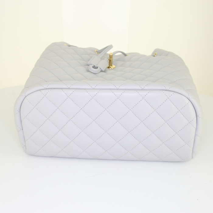 Sac à dos Chanel en cuir gris-perle - Detail D4