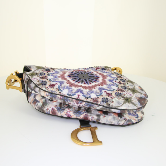 Sac à main Dior Saddle KaléiDiorscopic en cuir multicolore blanc bordeaux et bleu et cuir noir - Detail D4