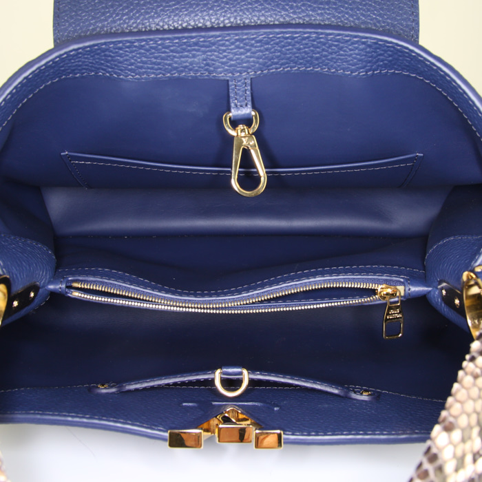 Borsa Louis Vuitton Capucines modello medio in pelle martellata blu e pitone beige - Detail D2