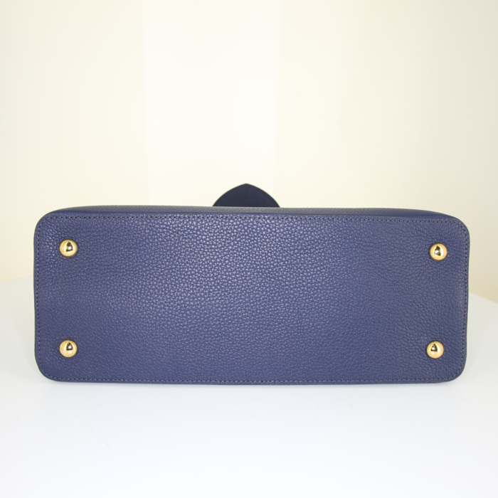 Borsa Louis Vuitton Capucines modello medio in pelle martellata blu e pitone beige - Detail D4
