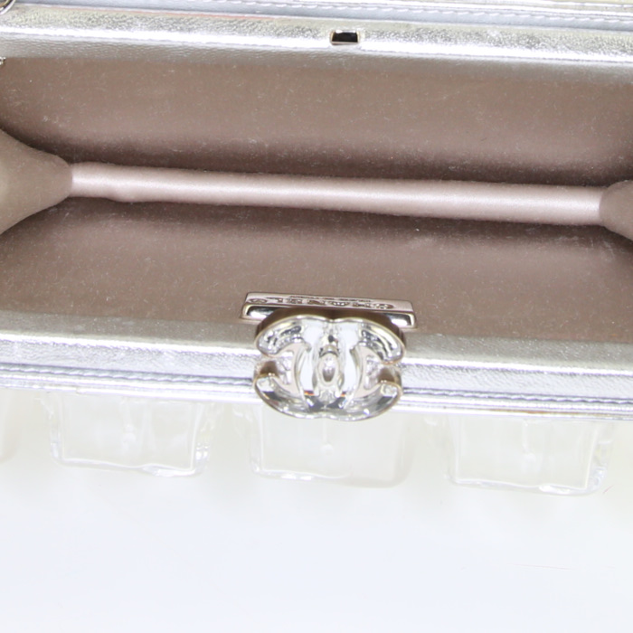 Chanel Ice Cube clutch in transparent plastic and silver leather - Detail D3
