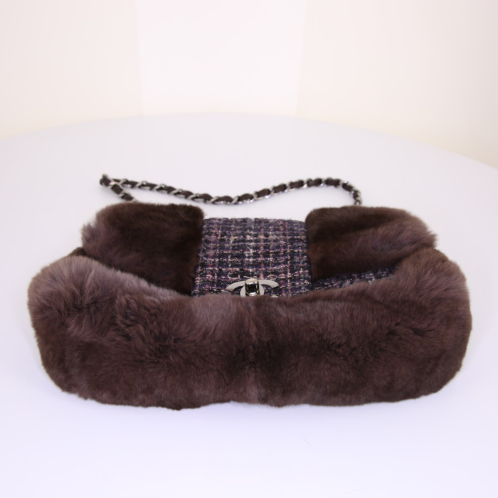 Chanel Editions Limitées bag worn on the shoulder or carried in the hand in brown furr and purple tweed - Detail D5