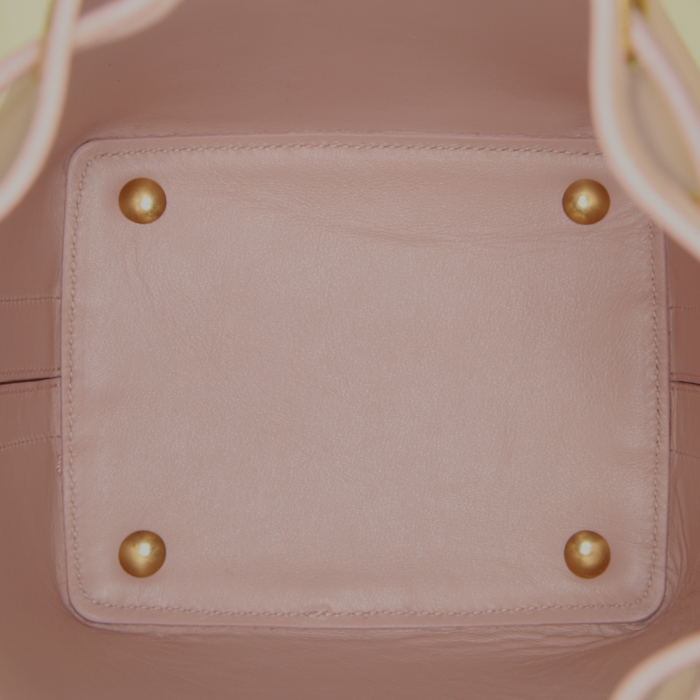 Sac bandoulière Saint Laurent Emmanuelle en cuir rose-pale - Detail D3