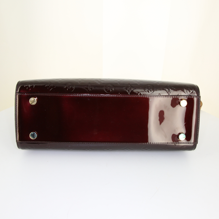 Louis Vuitton Brea handbag in burgundy patent leather and natural leather - Detail D5