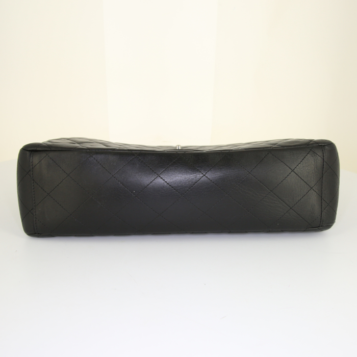 Sac à main Chanel Timeless Maxi Jumbo en cuir matelassé noir - Detail D5