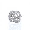 Sortija Chanel Camélia Fil modelo mediano en oro blanco y diamantes - 360 thumbnail