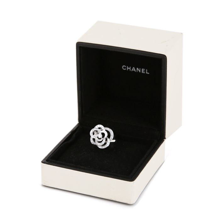 Anello Chanel Camélia Fil modello medio in oro bianco e diamanti - Detail D2