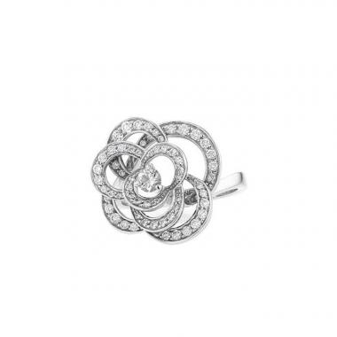 Anello Chanel Camélia Fil modello medio in oro bianco e diamanti
