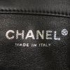 Sac bandoulière Chanel Micro Timeless en cuir verni matelassé noir - Detail D3 thumbnail