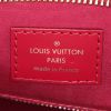 Sac à main Louis Vuitton Soufflot MM en cuir épi rose-framboise - Detail D4 thumbnail