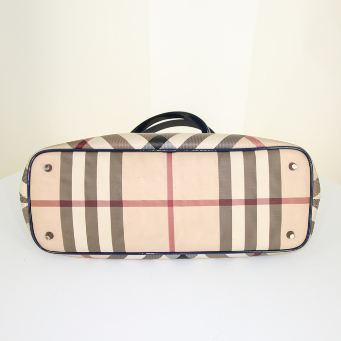 Burberry bag worn on the shoulder or carried in the hand in beige Haymarket canvas and blue patent leather - Detail D4